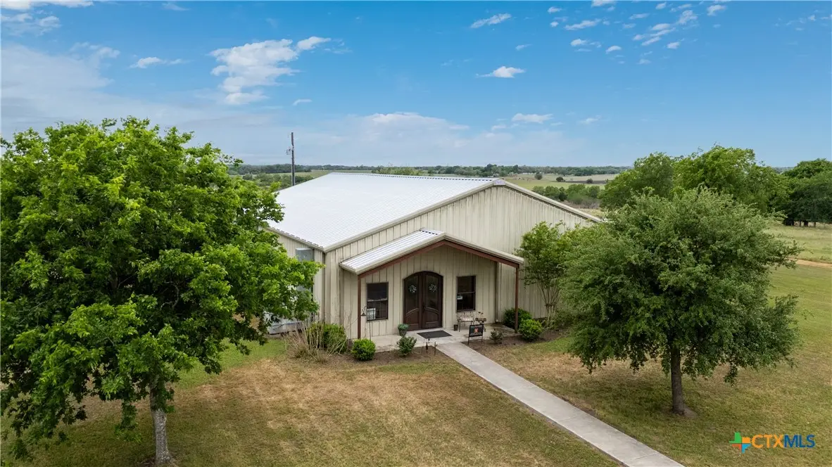 592 Dagg, Yoakum, TX 77995 - Image #1