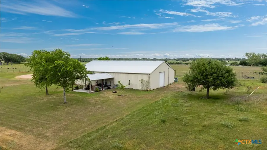592 Dagg, Yoakum, TX 77995 - Image #3