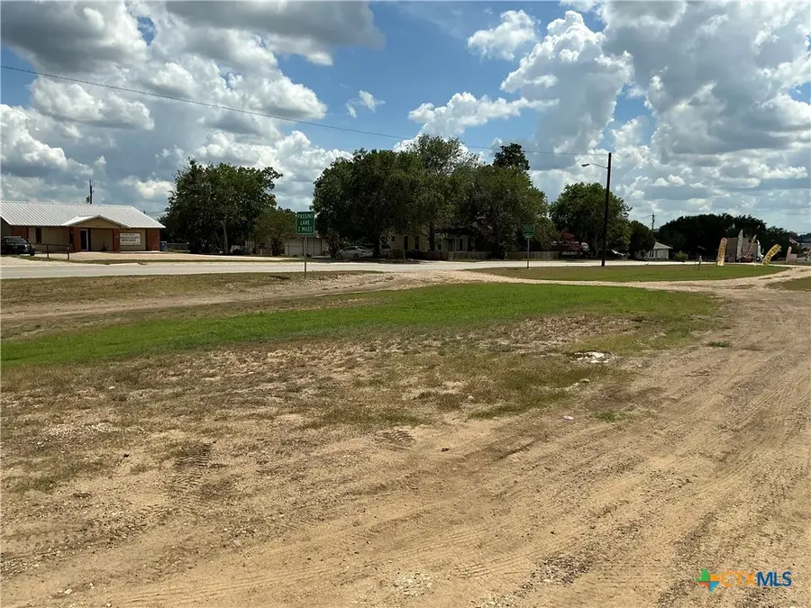 606 E Central Avenue, Nixon, TX 78140 - Image #2
