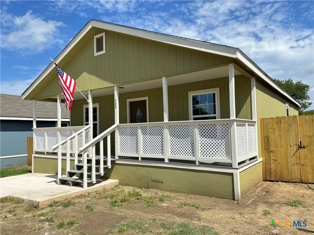 702 E 5th Street, Nixon, TX 78140 - Image #1