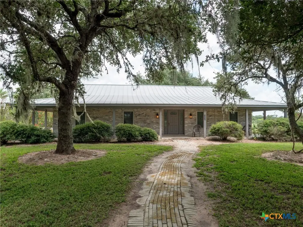 1371 Fannin Oaks Road, Victoria, TX 77905 - Image #1