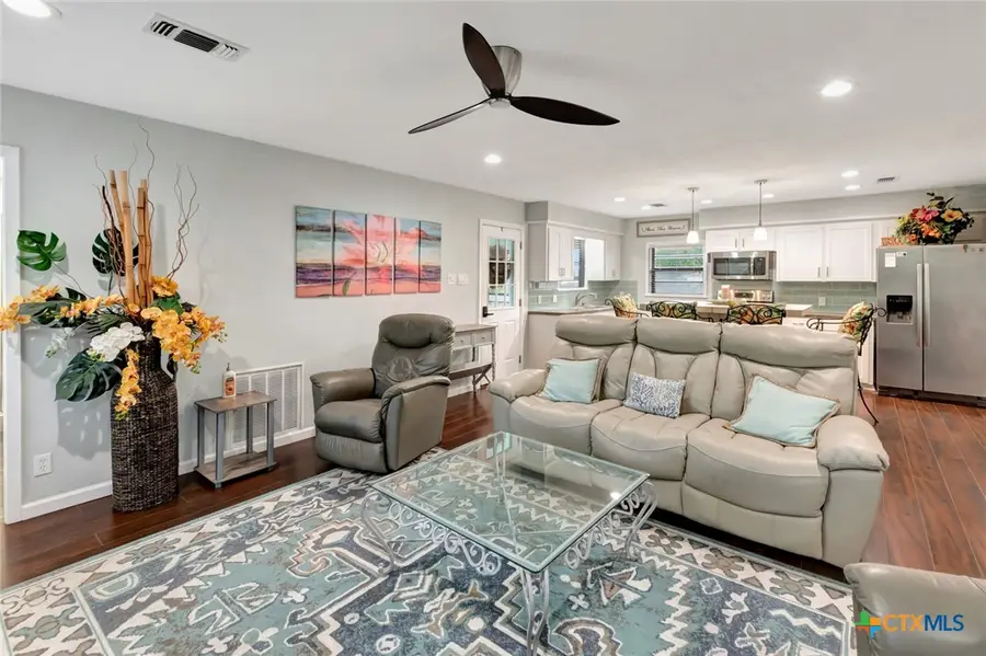 1106 W Jefferson Avenue, Port Oconnor, TX 77982 - Image #3