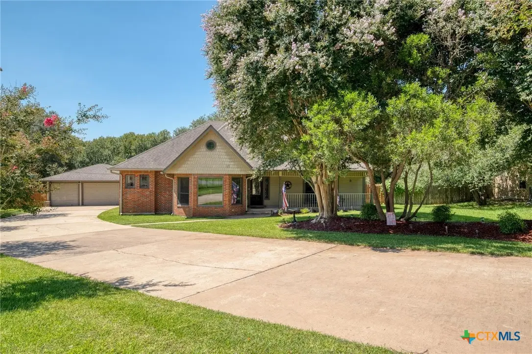 170 Oak Creek Circle, Luling, TX 78648 - Image #1