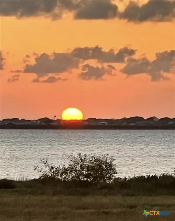 61 Falcon Way, Palacios, TX 77465