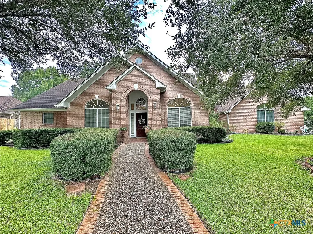 210 Woodlands Lane, Victoria, TX 77904 - Image #1