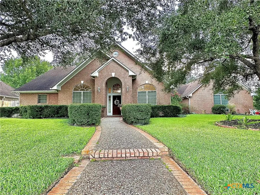 210 Woodlands Lane, Victoria, TX 77904 - Image #2