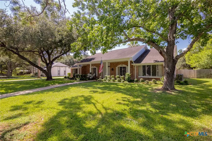 203 Whispering Creek Street, Victoria, TX 77904 - Image #2