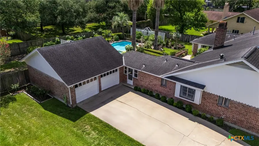 203 Whispering Creek Street, Victoria, TX 77904 - Image #3