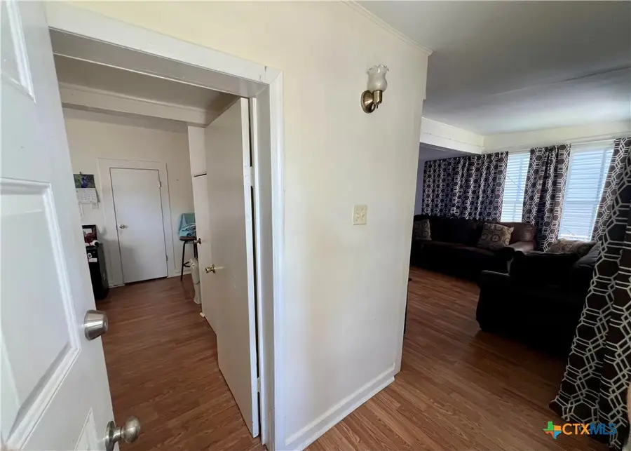 1002 E Park Avenue, Victoria, TX 77901 - Image #2