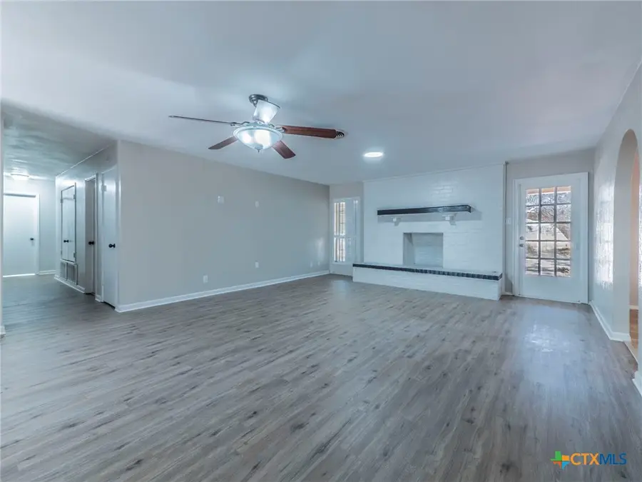 105 Live Oak Drive, Pleasanton, TX 78064 - Image #3