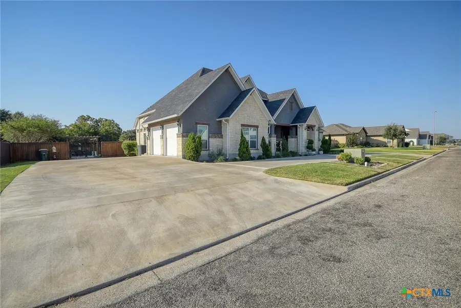 222 August Avenue, Shiner, TX 77984 - Image #2