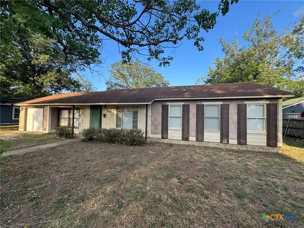 429 Moore St, Seguin, TX 78155 - Image #1