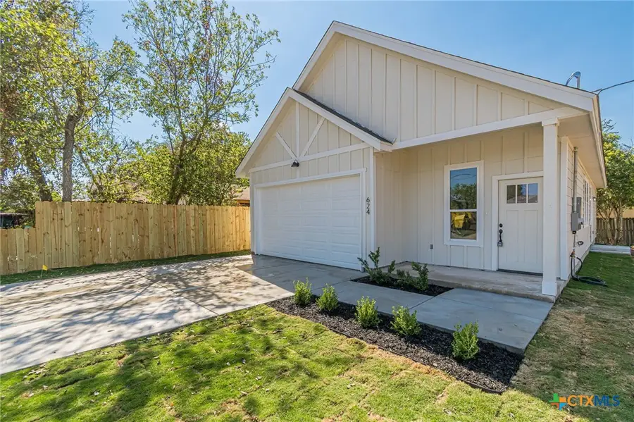 624 Stratton Ave, Seguin, TX 78155 - Image #2