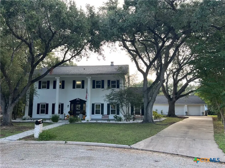 109 Pasadena Drive, Victoria, TX 77904 - Image #2