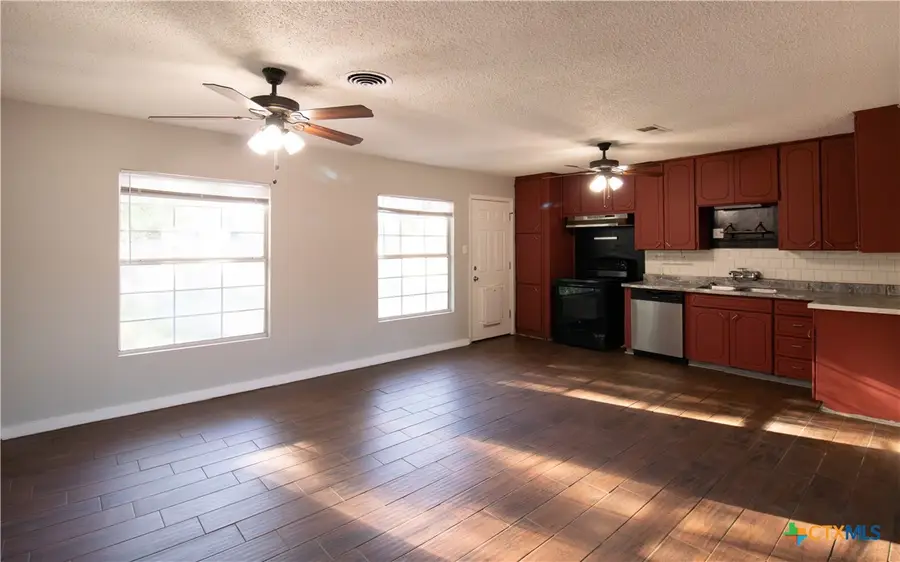 2503 E Mistletoe Avenue, Victoria, TX 77901 - Image #2