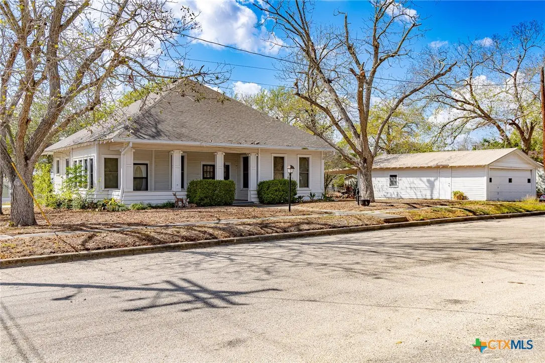 1306 N Avenue G, Shiner, TX 77984 - Image #1