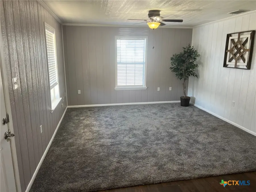 207 Garrett Street, Yoakum, TX 77995 - Image #3