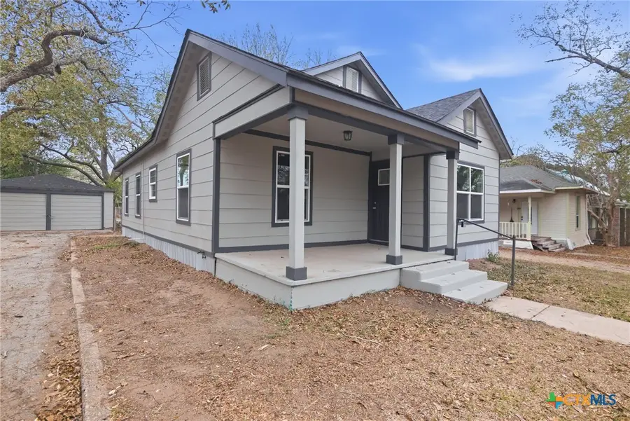 406 Hubbard Street, Yoakum, TX 77995 - Image #2
