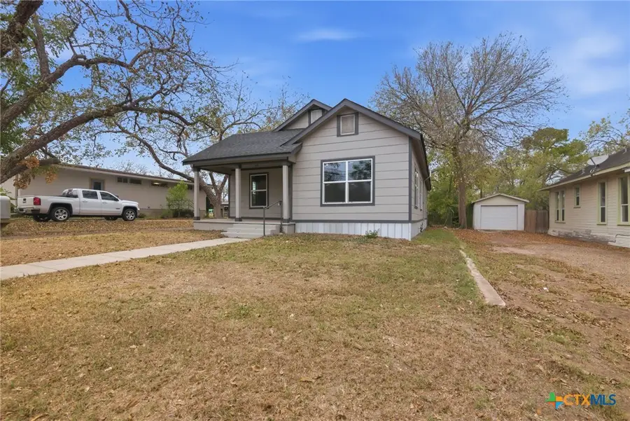 406 Hubbard Street, Yoakum, TX 77995 - Image #3