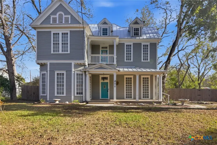 211 Lavaca Street, Yoakum, TX 77995 - Image #3