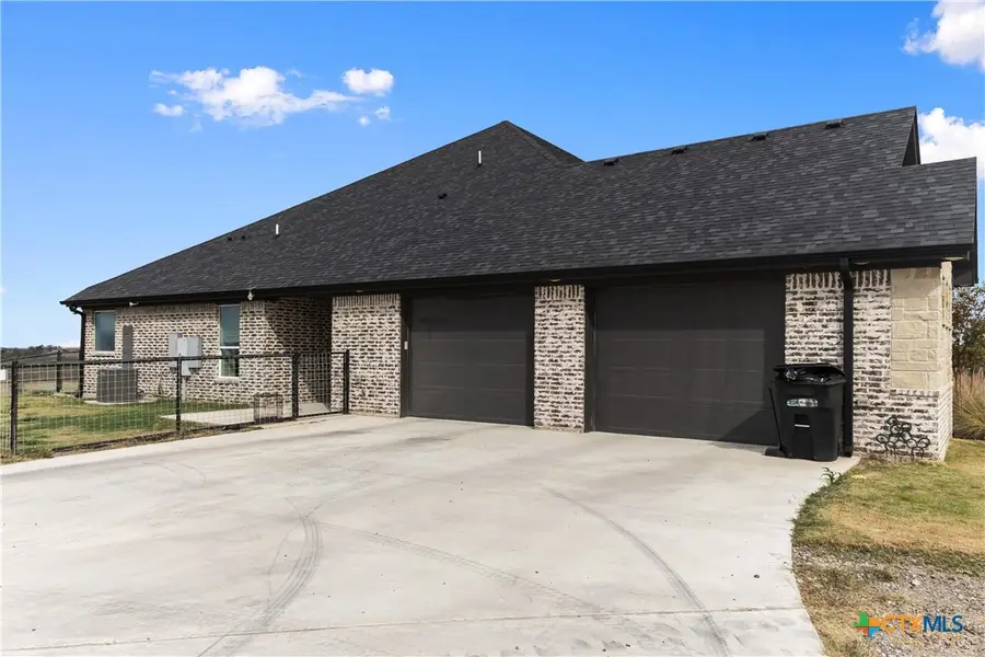 13428 Knob Hill Road, Rogers, TX 76569 - Image #3