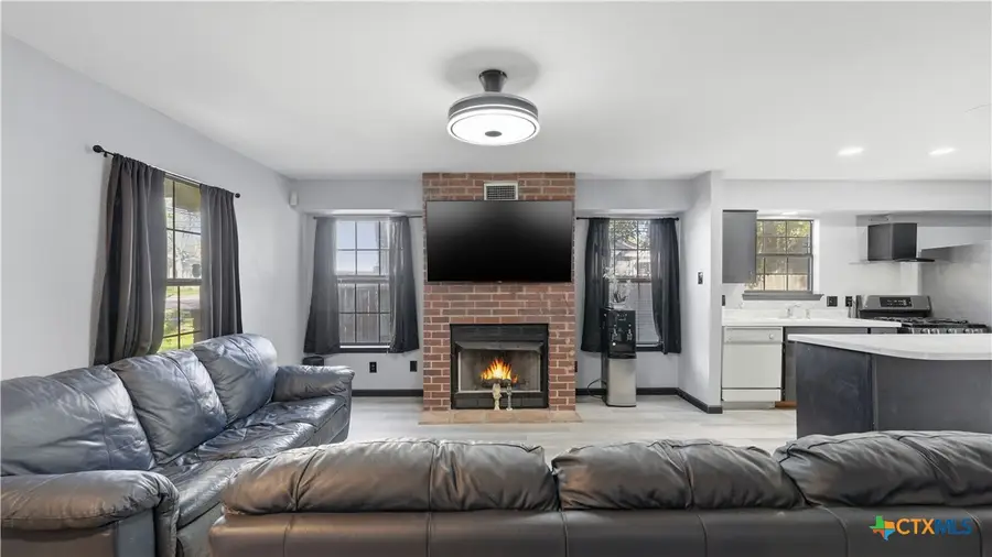 431 N Milam Street, Seguin, TX 78155 - Image #2