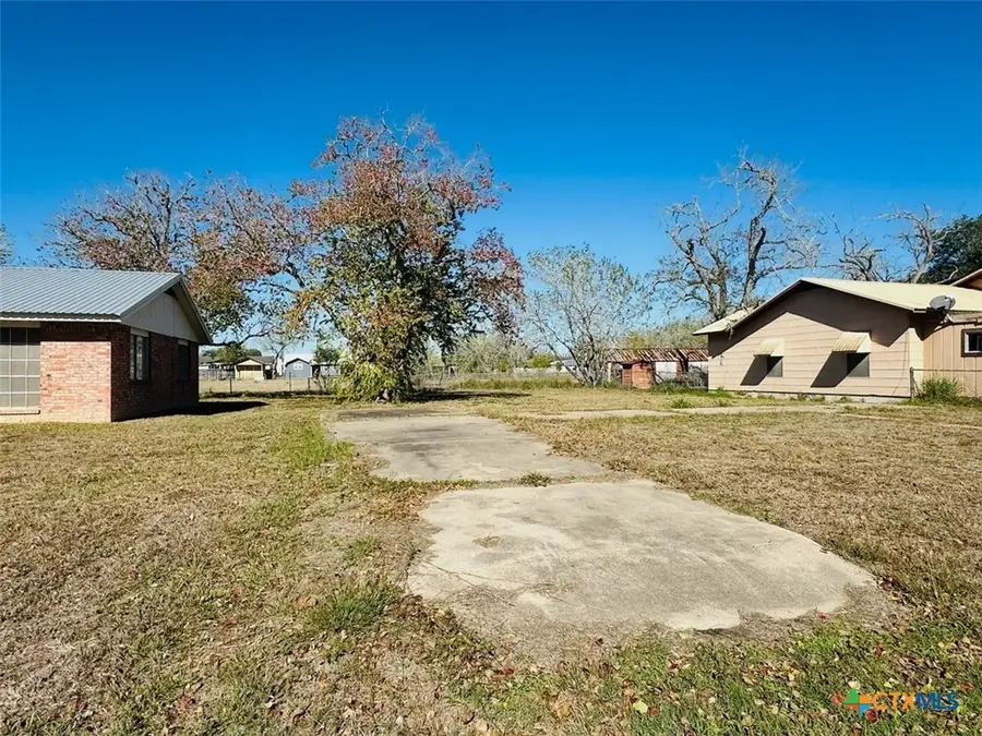 109 E 9th St., Yorktown, TX 78164 - Image #2