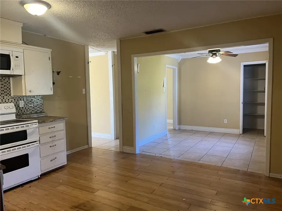 814 S 25th Street, Copperas Cove, TX 76522 - #3