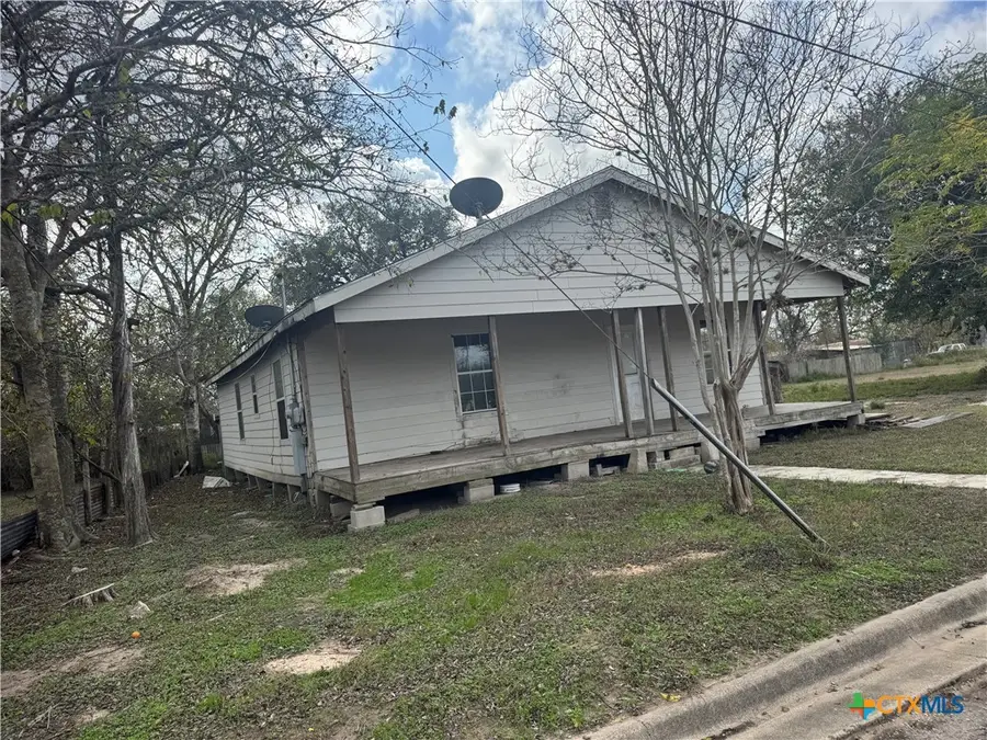 507 King Street, Cuero, TX 77954 - #2