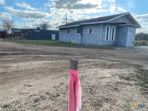 1739 W Court Street, Seguin, TX 78155