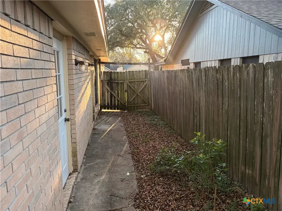 108 Queenswood Trail, Victoria, TX 77901 - Image #3