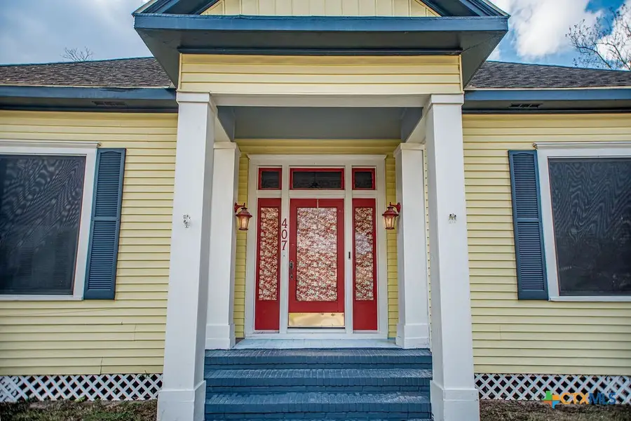 407 Robinson Street, Edna, TX 77957 - Image #2