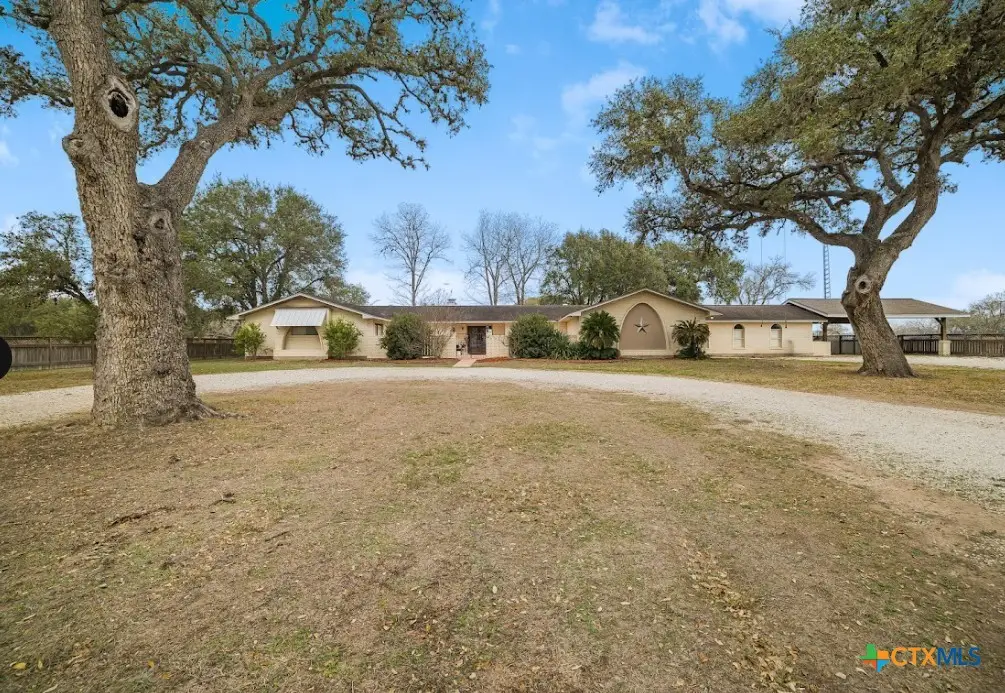 404 Glen Oaks Ln, Cuero, TX 77954 - Image #1