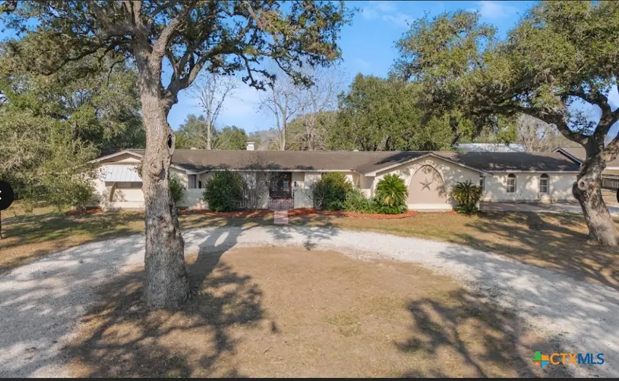 404 Glen Oaks Ln, Cuero, TX 77954 - Image #2