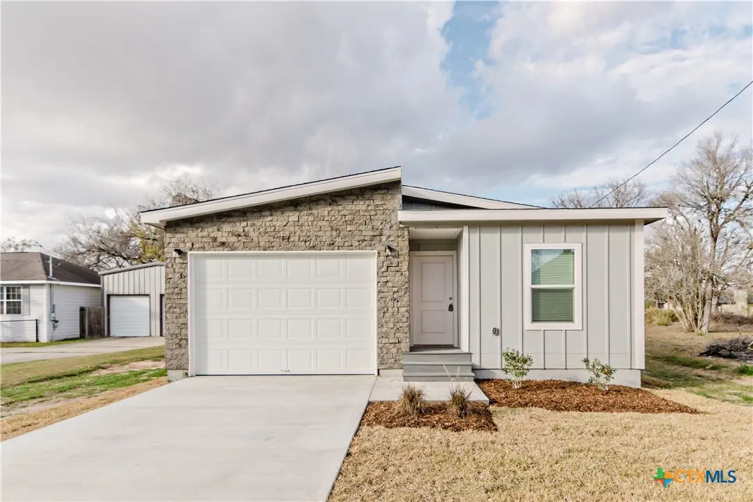 404 Bridge Street, Cuero, TX 77954 - Image #1