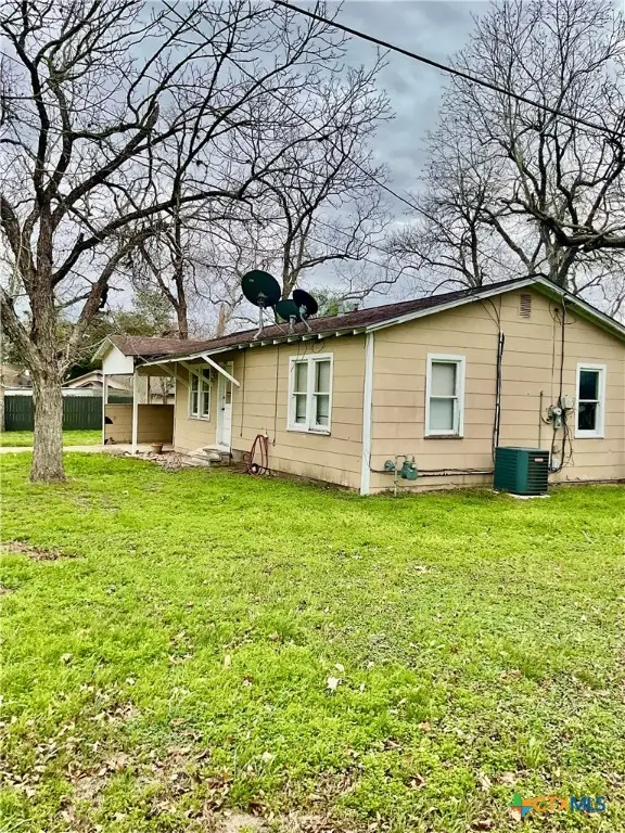 102 Clark Street, Yoakum, TX 77995 - Image #2