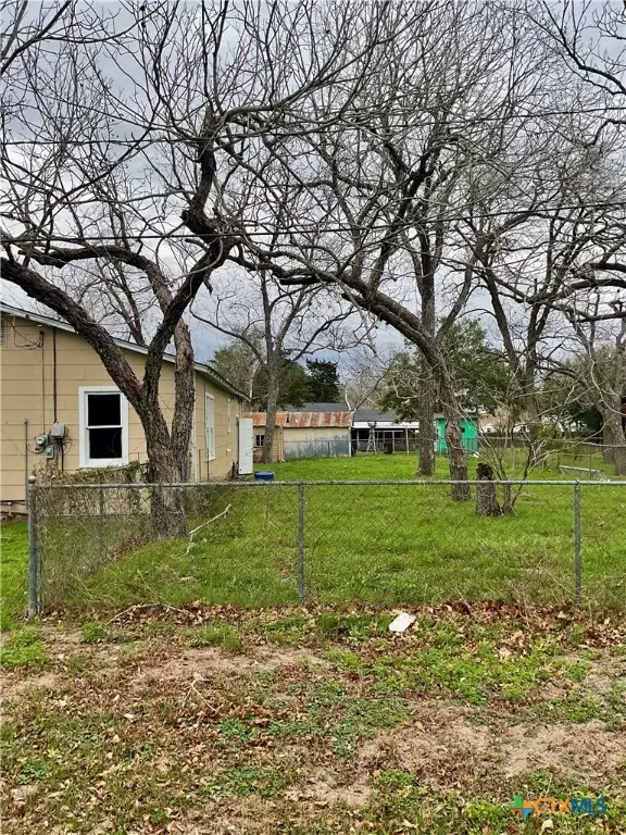 102 Clark Street, Yoakum, TX 77995 - Image #3