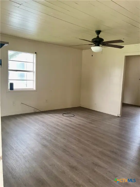 402 Tucker Street, Yoakum, TX 77995 - Image #3