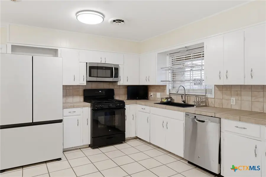 803 Hybiscus Lane, Victoria, TX 77904 - Image #3