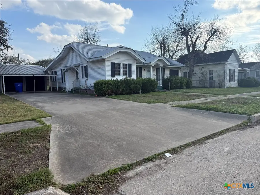 209 Rose St., Yoakum, TX 77995 - Image #2