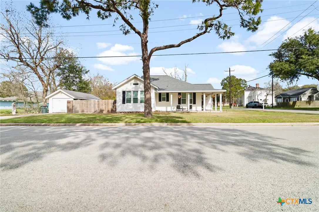 314 W Brackenridge Street, Edna, TX 77957 - Image #1