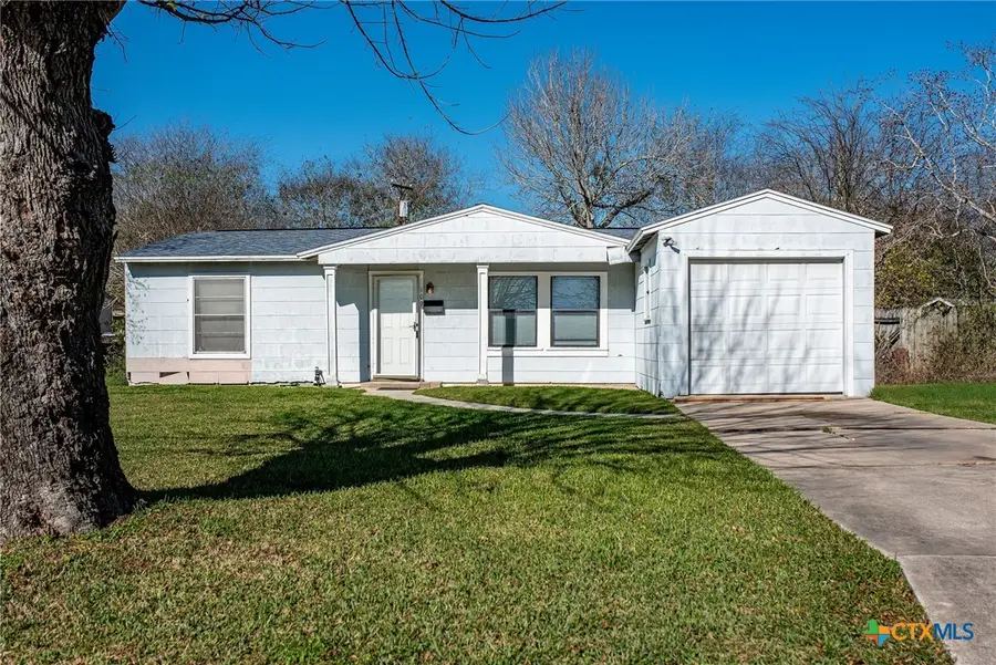109 Massanet Street, Port Lavaca, TX 77979 - Image #2