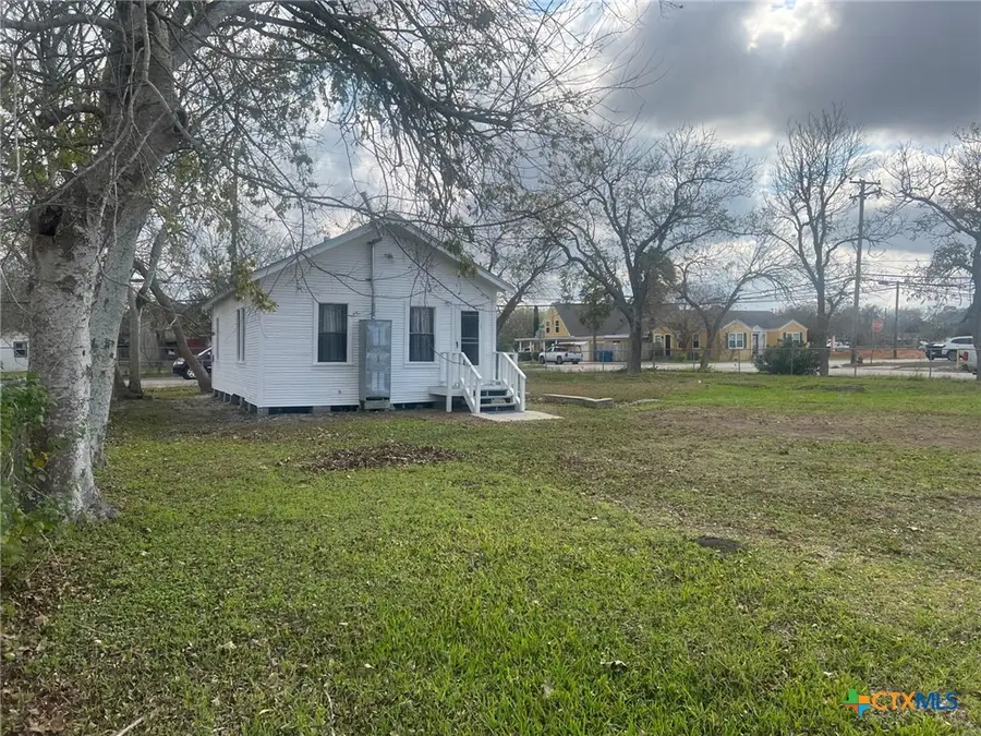 327 W Main Street, Port Lavaca, TX 77979 - Image #3
