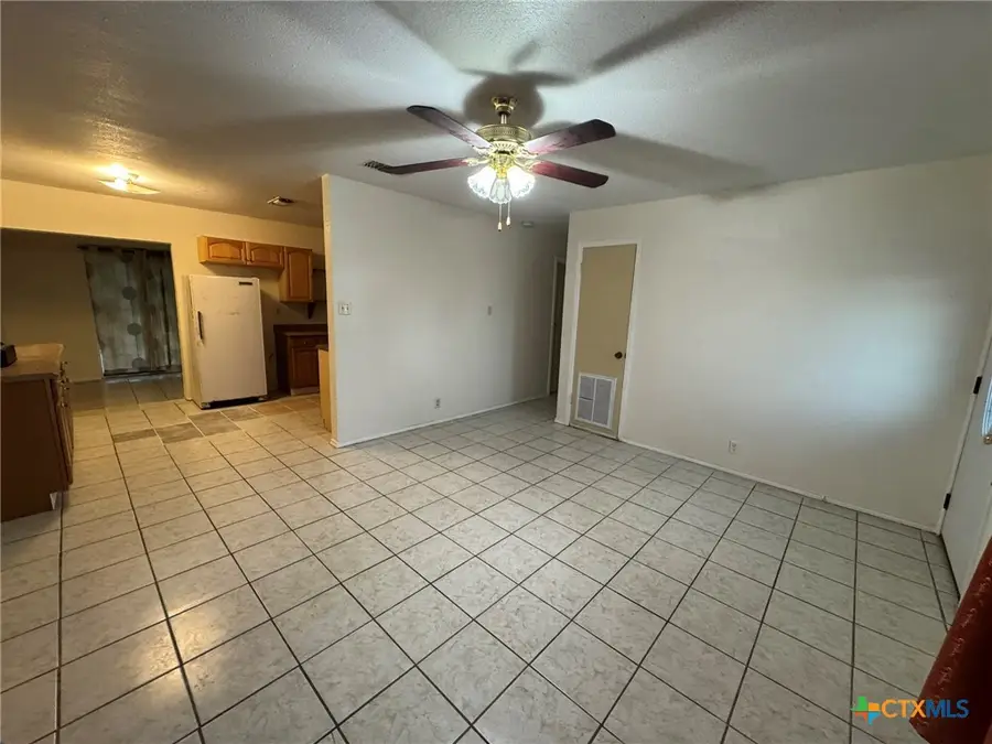 957 W New Braunfels Street, Seguin, TX 78155 - Image #2