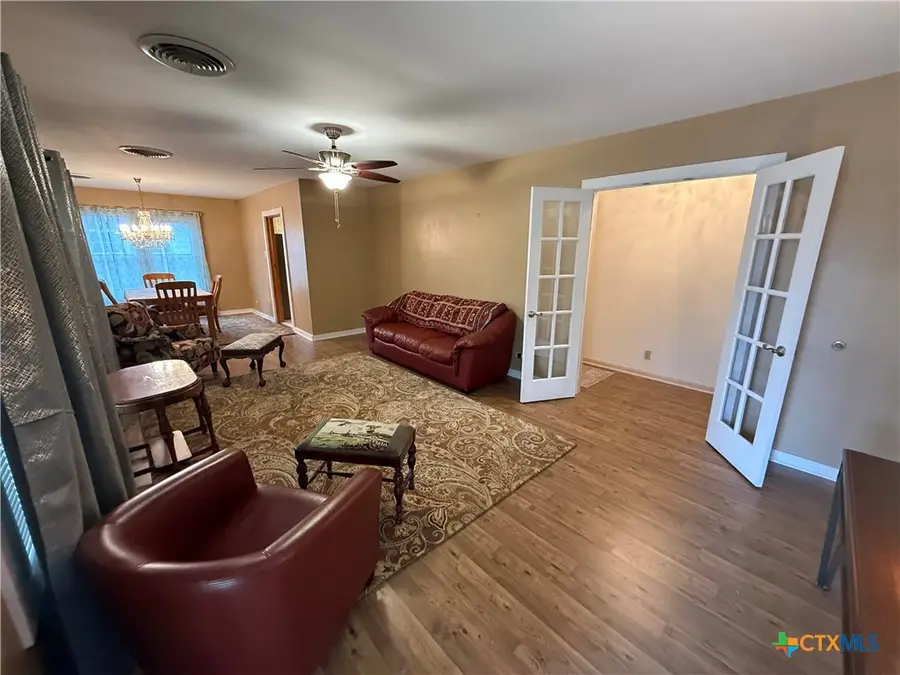 1019 E Gonzales Street, Yoakum, TX 77995 - Image #2