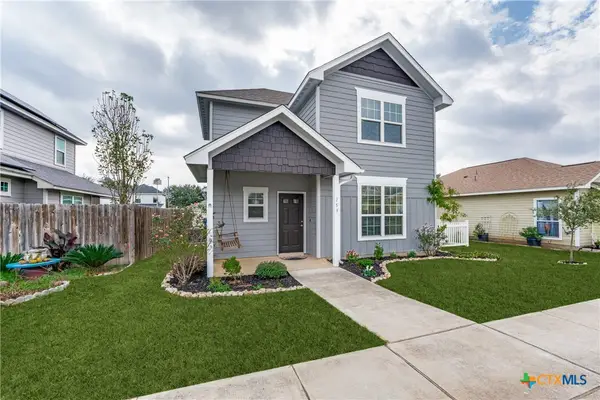 153 Lark Hill Road, Floresville, TX 78114