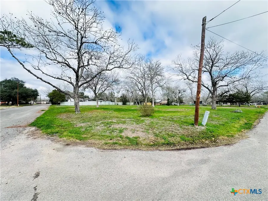 209 Maple St, Yoakum, TX 77995 - Image #2