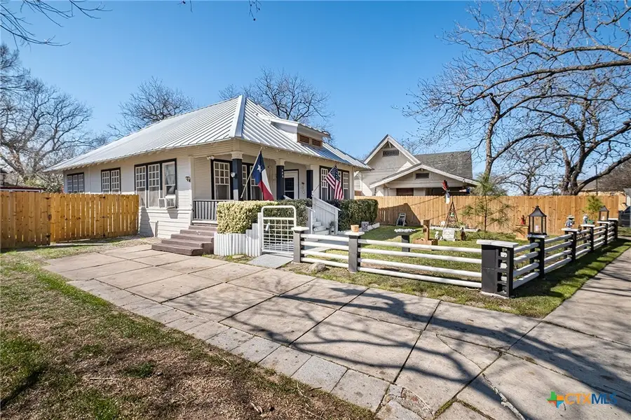 406 E Gonzales Street, Yoakum, TX 77995 - #3