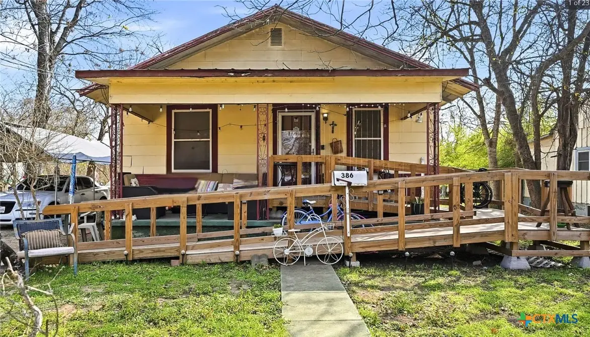 386 E Nacogdoches Street, New Braunfels, TX 78130 - #1