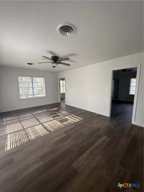 801 Hopkins St., Yoakum, TX 77995